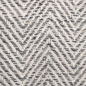 Coussin carré 40 x 40 cm en coton brodé avec motifs chevrons gris et écru - GLOW