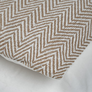 Coussin carré 40 x 40 cm en coton brodé avec motifs chevrons beige et écru - GLINT