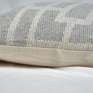 Coussin carré 40 x 40 cm en coton brodé avec motifs géométriques gris et écru - RAY