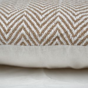 Lot de 2 coussins carrés 40 x 40 cm en coton brodé avec motifs chevrons beige et écru - GLINT