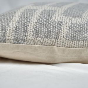 Lot de 2 coussins carrés 40 x 40 cm en coton brodé avec motifs géométriques gris et écru - RAY
