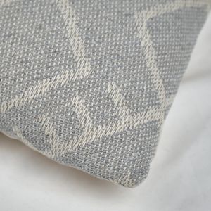 Lot de 2 coussins carrés 40 x 40 cm en coton brodé avec motifs dessin tribal abstrait gris et écru - FLARE