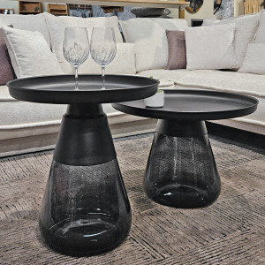 Table d'Appoint H. 42 cm en Verre Trempé Noir Fumé avec Plateau en Métal Noir - Moderne et Minimaliste - SHURI