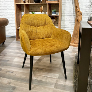 Chaise de repas avec accoudoirs en microfibre texturé doux couleur jaune moutarde et pieds métal noir - ATLANTA