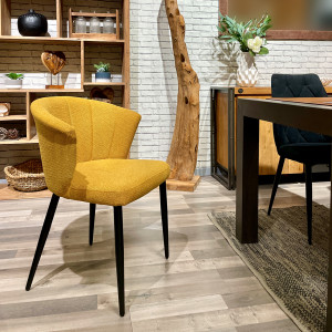 Chaise de repas fauteuil dossier forme de coquillage en tissu jaune moutarde et pieds métal noir – MONTREAL