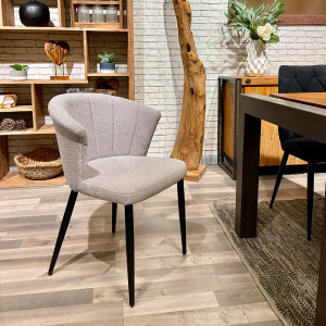 Chaise de repas fauteuil dossier forme de coquillage en tissu gris clair et pieds métal noir – MONTREAL