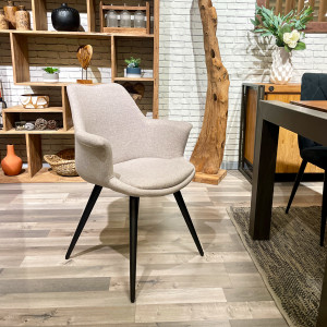 Chaise de repas avec accoudoirs en tissu beige et pieds métal noir – style contemporain – CALGARY