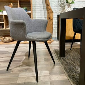 Chaise de repas avec accoudoirs en tissu gris clair et pieds métal noir – style contemporain – CALGARY