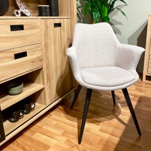 Chaise de repas avec accoudoirs en tissu beige et pieds métal noir – style contemporain – CALGARY